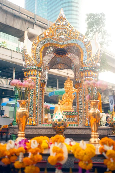 Die viergesichtige brahma-statue an der ratchaprasong kreuzung, bangkok. — Stockfoto