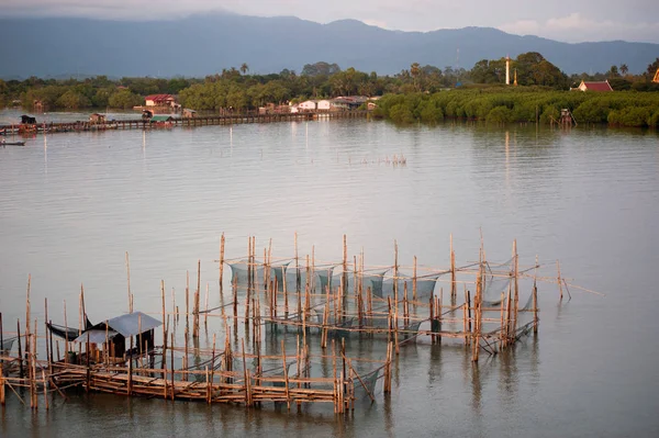 Fiske fällor i netto fiske Thailand, Thailand räkfiske. — Stockfoto