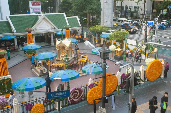 Die viergesichtige brahma-statue an der ratchaprasong kreuzung, bangkok. — Stockfoto