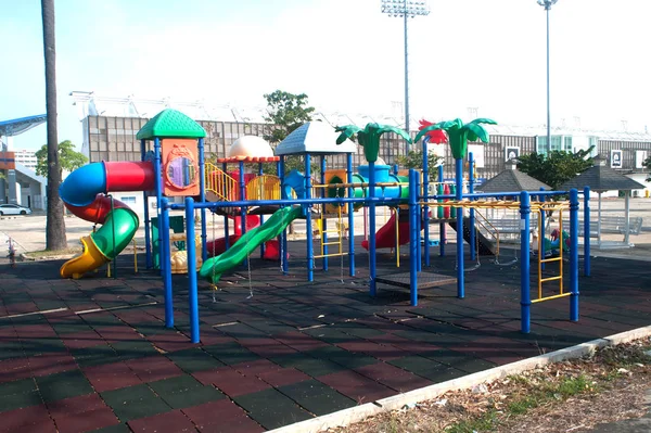 Parque infantil de plástico colorido no parque público, Tailândia . — Fotografia de Stock