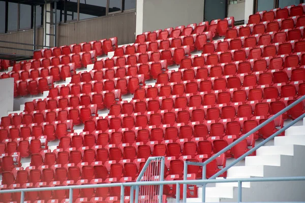 Bunte Stadionsitze im Hintergrund. — Stockfoto