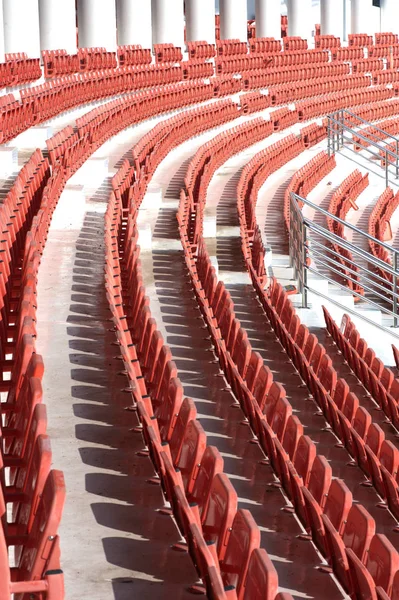 Colorido de assentos de estádio no fundo . — Fotografia de Stock