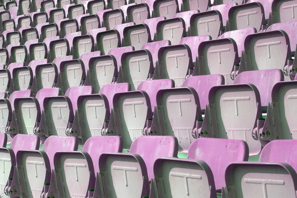 Kleurrijke stadion zitplaatsen op achtergrond. — Stockfoto