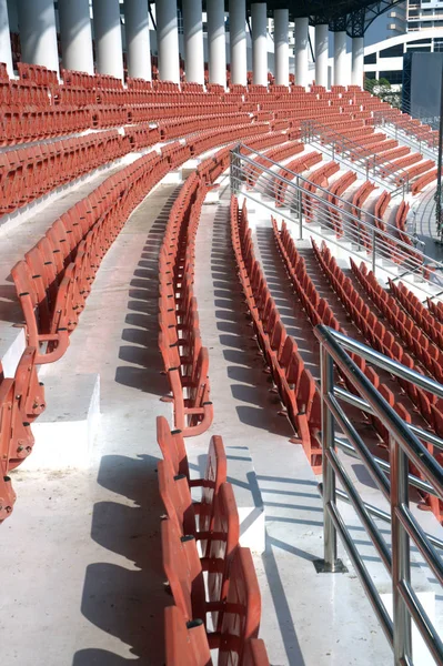 Färgglada stadion sittplatser i bakgrunden. — Stockfoto