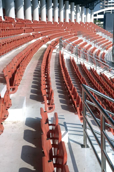 Coloré de sièges de stade en arrière-plan . — Photo