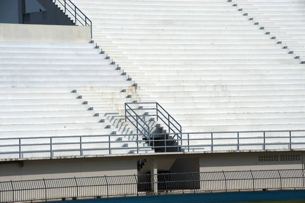 Lege stoelen in het stadion. — Stockfoto