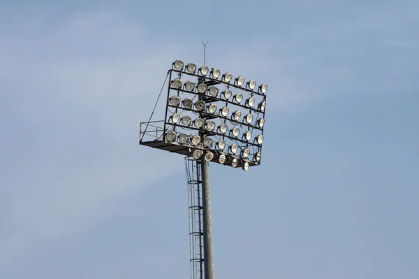 Lichtmasten im Stadion — Stockfoto