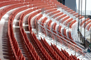 Stadyum koltukları arka planda, renkli.