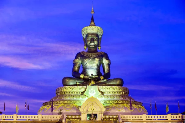 Color abstracto de Phra Phuttha Maha Thammaracha Buddha al aire libre grande . — Foto de Stock