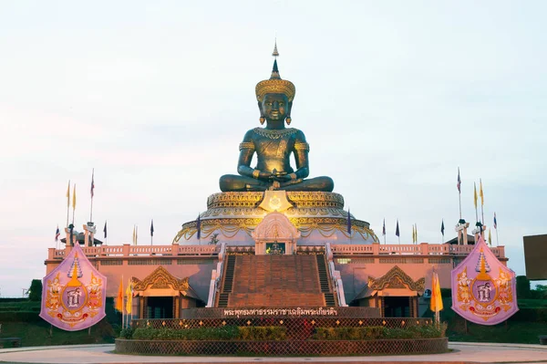 Grande Phra ao ar livre Phuttha Maha Thammaracha Buddha . — Fotografia de Stock