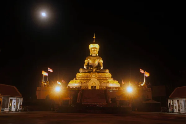 Noční scéna velké venkovní Phra Phuttha Maha Thammaracha Buddha. — Stock fotografie