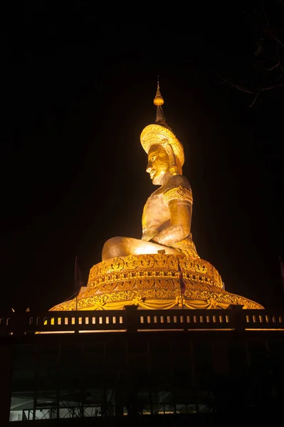 Noční scéna velké venkovní Phra Phuttha Maha Thammaracha Buddha. — Stock fotografie