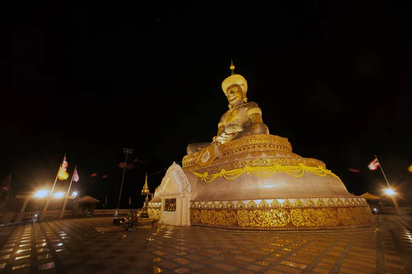 Nachtszene des großen Phra phuttha maha thammaracha buddha. — Stockfoto
