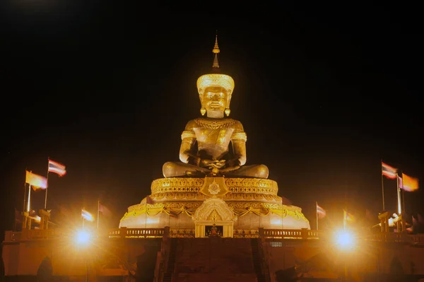 Noční scéna velké venkovní Phra Phuttha Maha Thammaracha Buddha. — Stock fotografie