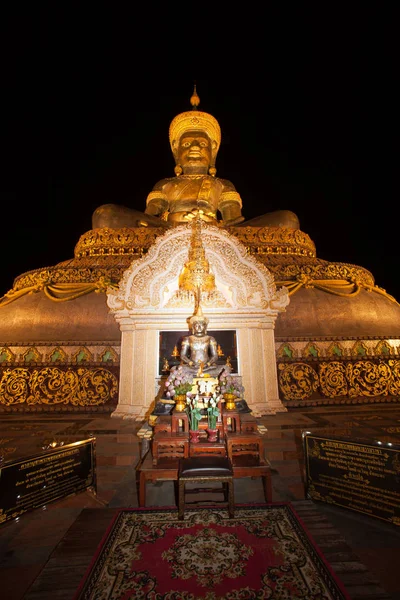 Nacht scène van grote buiten Phra Phuttha Maha Thammaracha Buddha. — Stockfoto