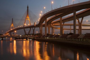 Alacakaranlık Bhumibol Bridge doğal görünümünü sanayi Ring yolu köprüsü olarak da bilinir.