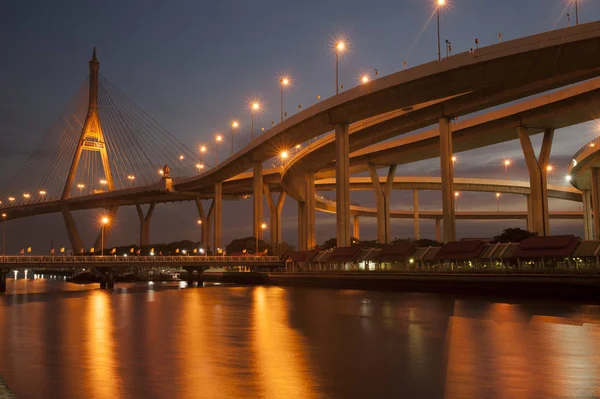 Светлый живописный вид на мост Бхумибол, который также называют Индустриальным. . — стоковое фото