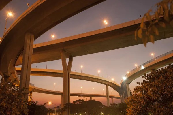 Bhumibol most most průmyslová prsten nebo mega most za soumraku. — Stock fotografie