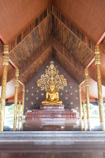 Hlavní Buddha v chrámu Wat Sirindhorn Wararam Phu Prao v Ubon. Rathatani, Thajsko. — Stock fotografie