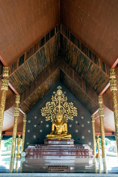 Main Boeddha op Wat Sirindhorn Wararam Phu Prao tempel in Ubon Rathatani, Thailand. — Stockfoto