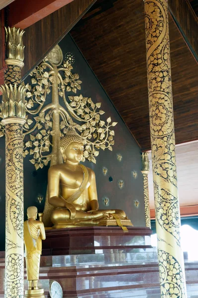 Buda principal en el templo Wat Sirindhorn Wararam Phu Prao en Ubon Rathatani, Tailandia . —  Fotos de Stock