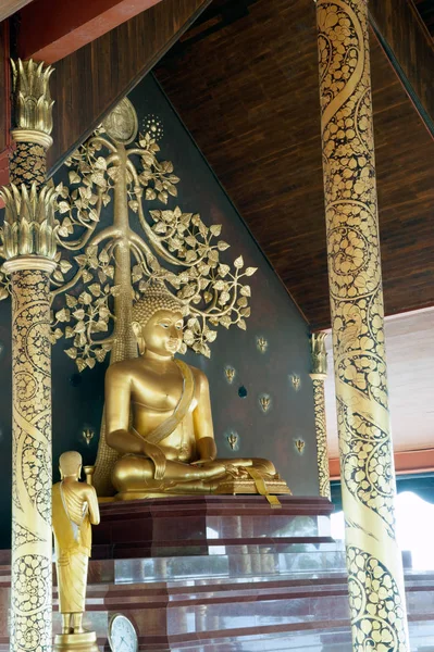 Main Buddha på Wat Sirindhorn Wararam Phu Prao-templet i Ubon Rathatani, Thailand. — Stockfoto