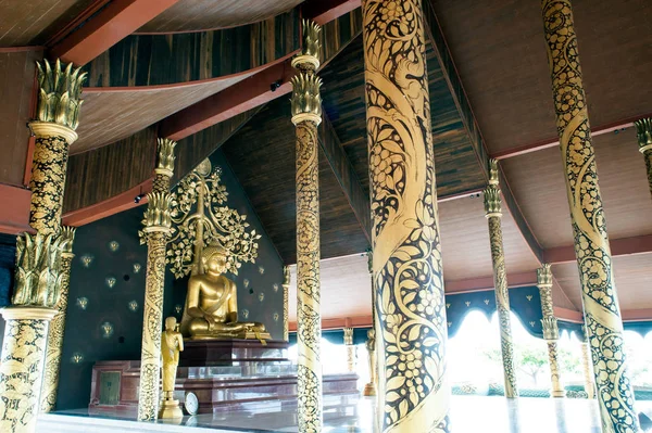 Buda principal en el templo Wat Sirindhorn Wararam Phu Prao en Ubon Rathatani, Tailandia . —  Fotos de Stock
