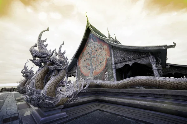 Templo de Wat Sirindhorn Wararam Phu Prao en la provincia de Ubon Ratchathani, Tailandia . —  Fotos de Stock