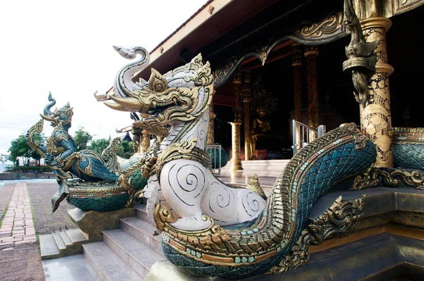 Templo de Wat Sirindhorn Wararam Phu Prao en la provincia de Ubon Ratchathani, Tailandia . —  Fotos de Stock