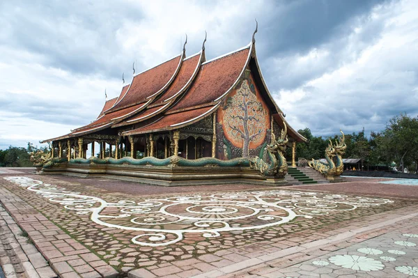 Wat Sirindhorn Wararam Phu Prao templo na província de Ubon Ratchathani, Tailândia . — Fotografia de Stock