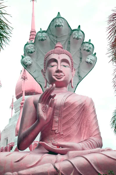 Estátuas de Buda de Ouro e grande Pagode no templo budista Wat Tham Khuha Sawan . — Fotografia de Stock
