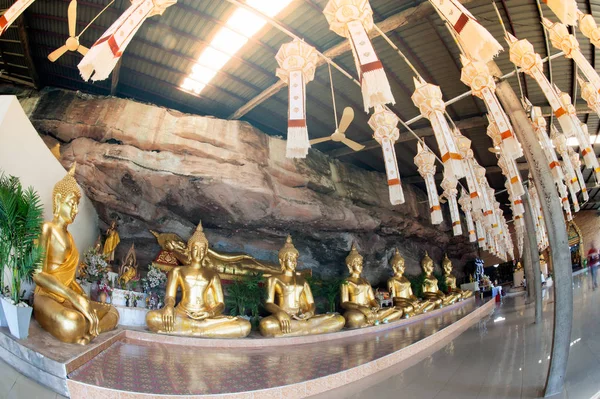 仏教寺院ワット ・ タム ・ Khuha ナコンサワンで洞窟に黄金の仏像. — ストック写真