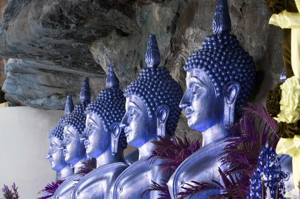 Statues de Bouddha doré dans une grotte au temple bouddhiste Wat Tham Khuha Sawan . — Photo
