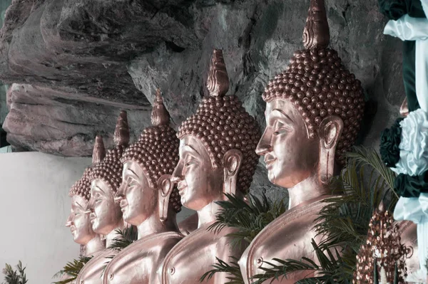 Goldene Buddha-Statuen in einer Höhle am buddhistischen Tempel wat tham khuha sawan. — Stockfoto