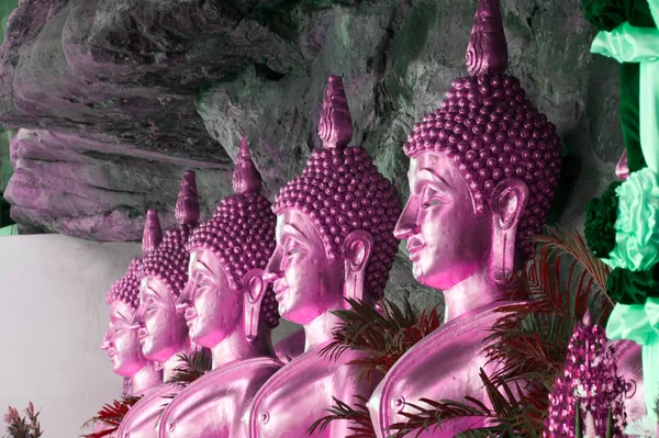 Goldene Buddha-Statuen in einer Höhle am buddhistischen Tempel wat tham khuha sawan. — Stockfoto