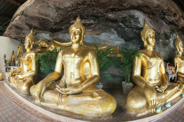 Estátuas de Buda de Ouro em uma caverna no templo budista Wat Tham Khuha Sawan . — Fotografia de Stock