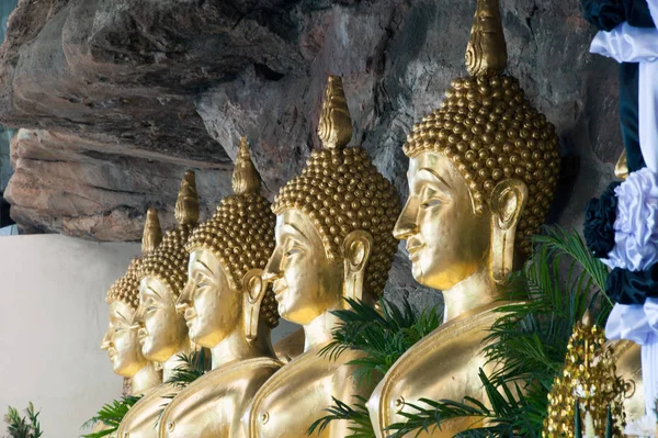 Golden Buddha statues in a cave at  buddhist temple Wat Tham Khuha Sawan. — Stock Photo, Image