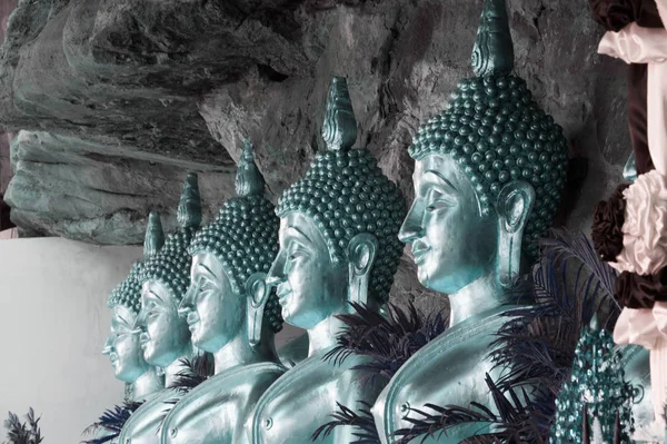 Estatuas de Buda de Oro en una cueva en el templo budista Wat Tham Khuha Sawan . — Foto de Stock