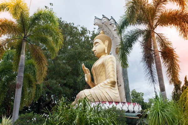 Im Freien großer goldener sitzender Buddha im buddhistischen Tempel wat tham khuha sawan. — Stockfoto