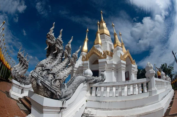 Zewnątrz duży Pagoda w buddyjskiej świątyni Wat Tham Khuha Sawan. — Zdjęcie stockowe