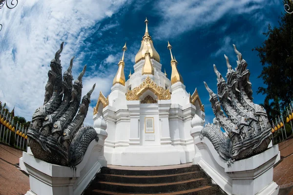 Pagode grande ao ar livre no templo budista Wat Tham Khuha Sawan . — Fotografia de Stock