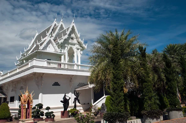 Bílý kostel v buddhismu chrámu Wat Tham Khuha Sawan, Thajsko. — Stock fotografie