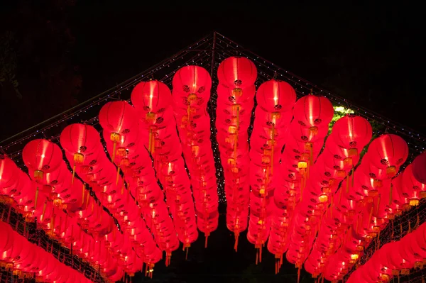 Rode lampionnen glans voor Nieuwjaar, kleurrijke lantaarns. — Stockfoto