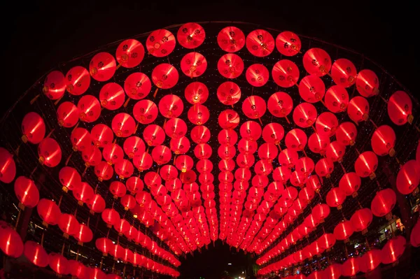 Červené Lampiony shine pro nový rok, barevné lucerny. — Stock fotografie