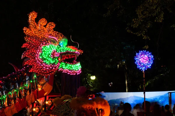 Dragones de iluminación en Año Nuevo Chino . — Foto de Stock