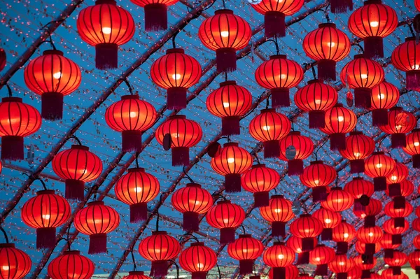 ハンギング装飾の新年の中国のランタンの輝き. — ストック写真