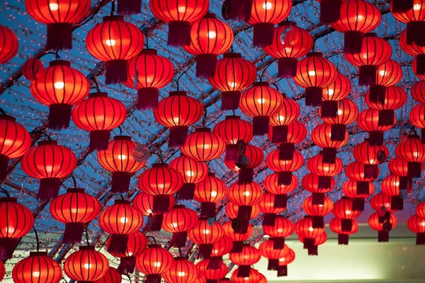Lanternes chinoises brillent pour le Nouvel An, Pendaison pour décoré . — Photo