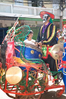 Grup köylü savaşçı Aung-gor Çin yeni yılı Fighter geçit gösterinin.