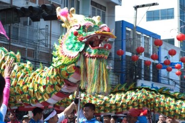 Altın Ejder gösterisi Çin Yeni Yıl Festivali 'nde.