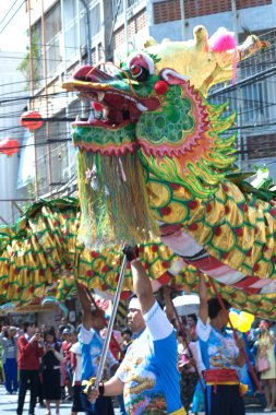 Altın Ejder gösterisi Çin Yeni Yıl Festivali 'nde.